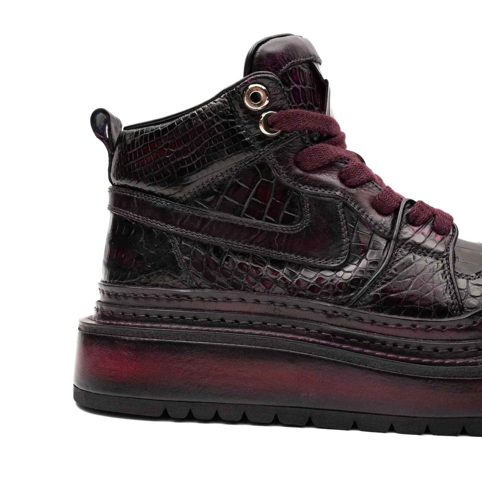 Baskets platesforme cloutées en crocodile cognac