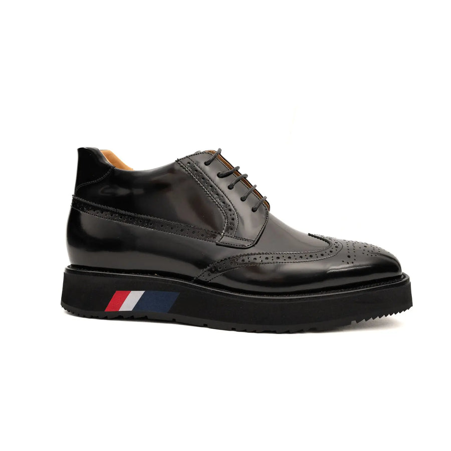 Botas militares con plataforma y detalles de brogue en charol negro