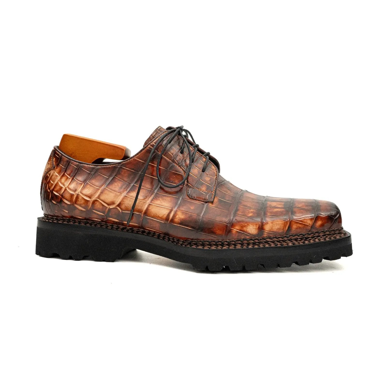 Derby en crocodile cognac à semelle crantée