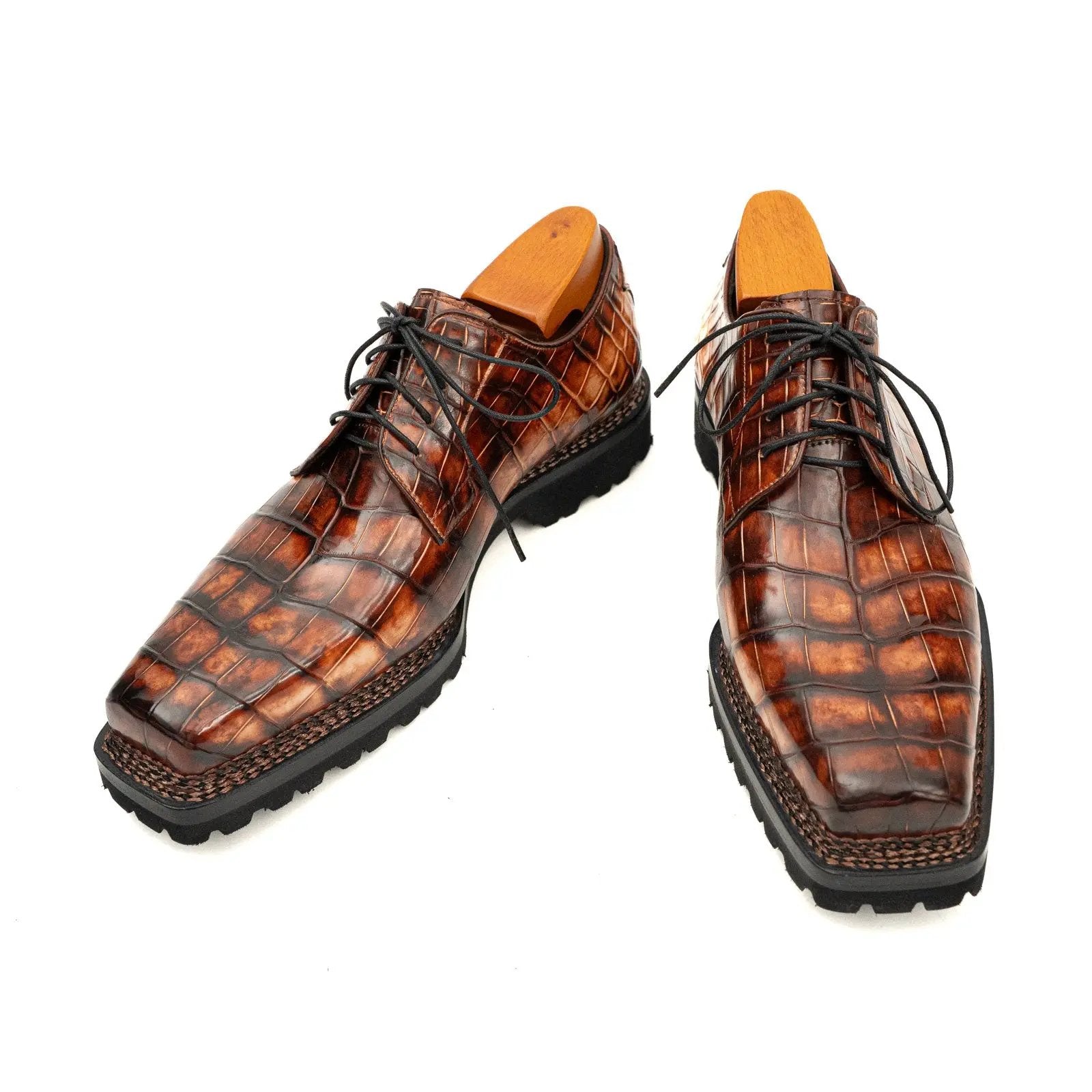 Derby en crocodile cognac à semelle crantée