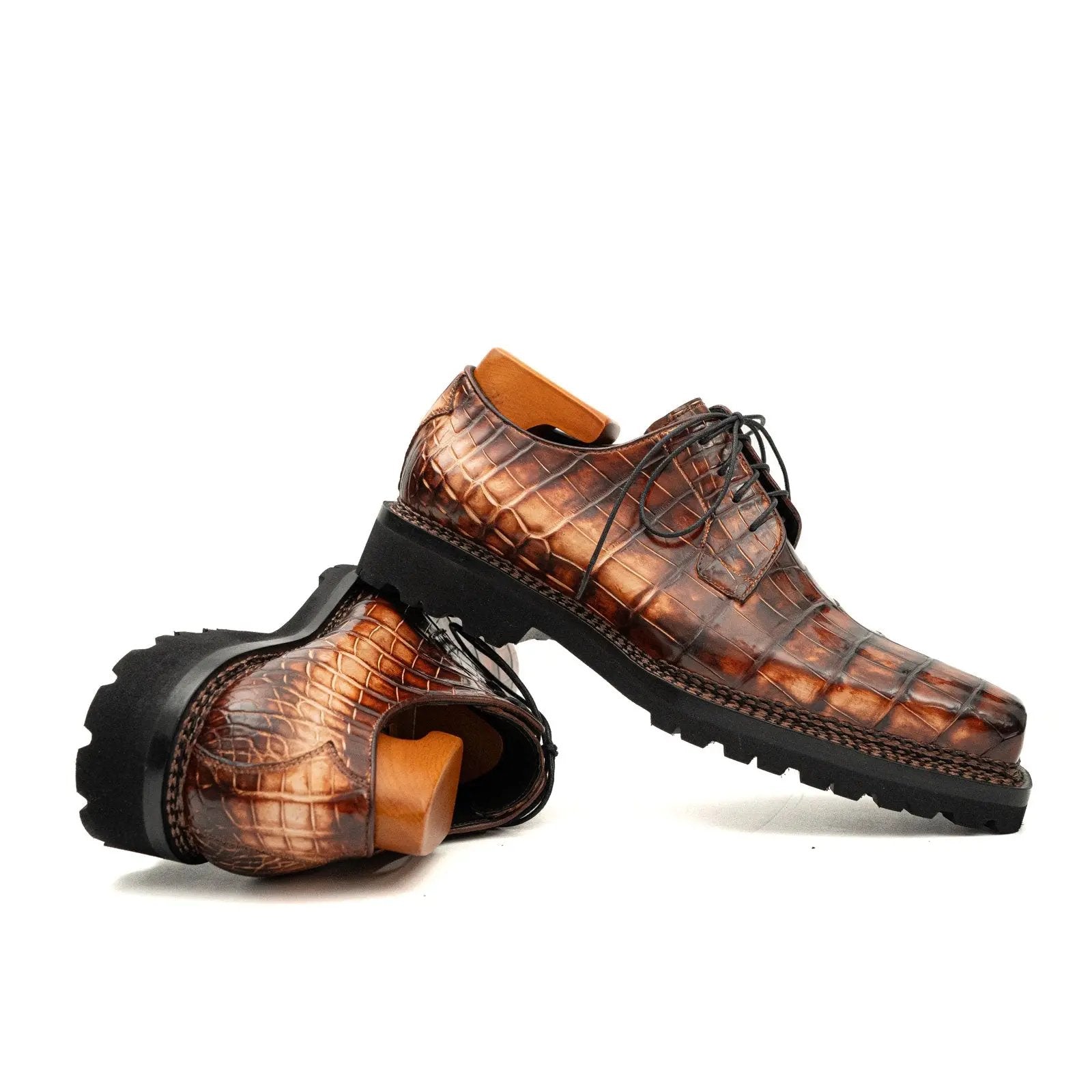 Derby en crocodile cognac à semelle crantée
