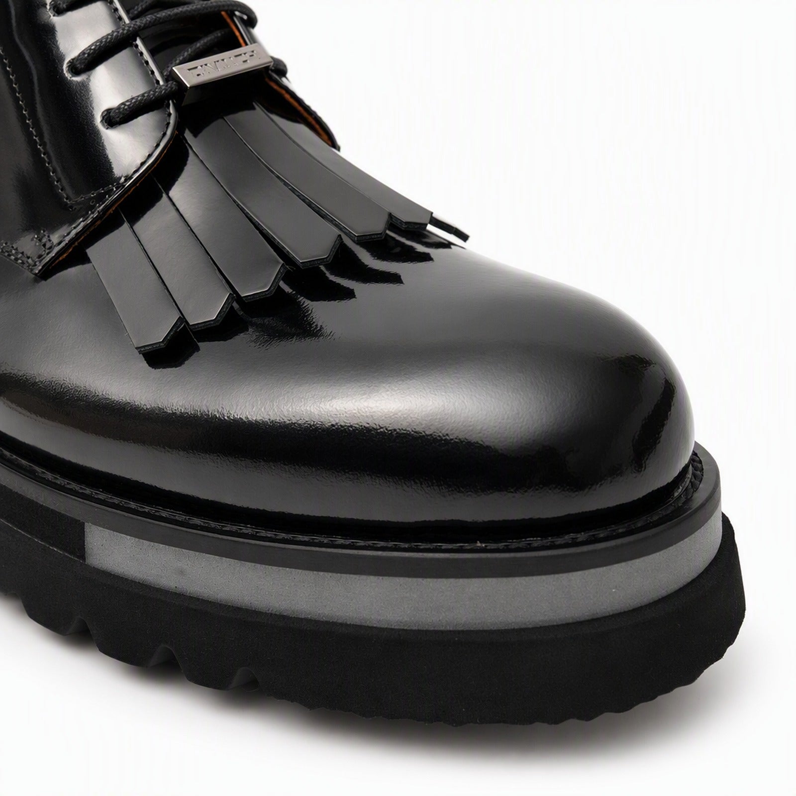 Schwarze Lackleder-Stiefel mit Fransen und Stollensohle
