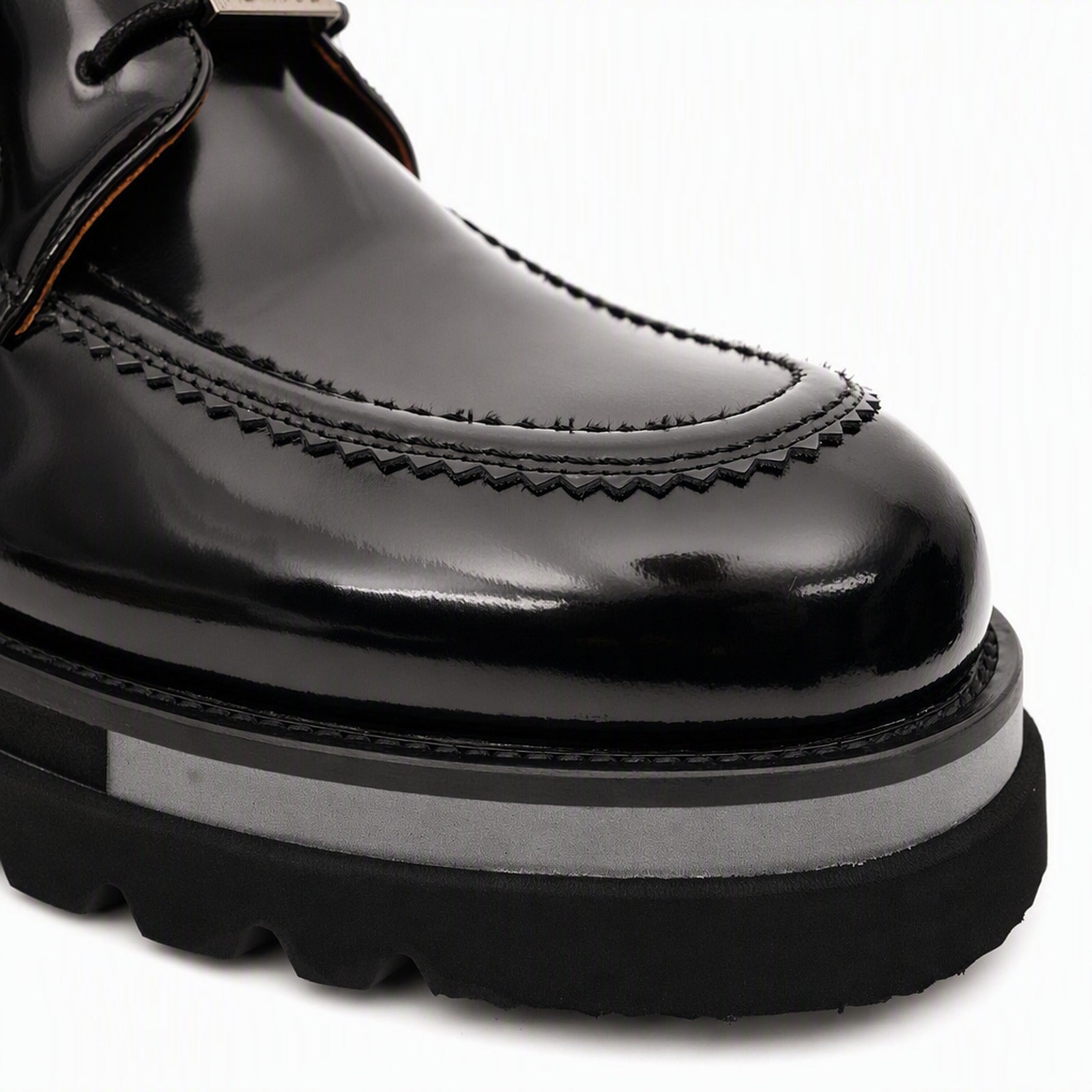 Schwarze Lackleder-Schnürstiefel