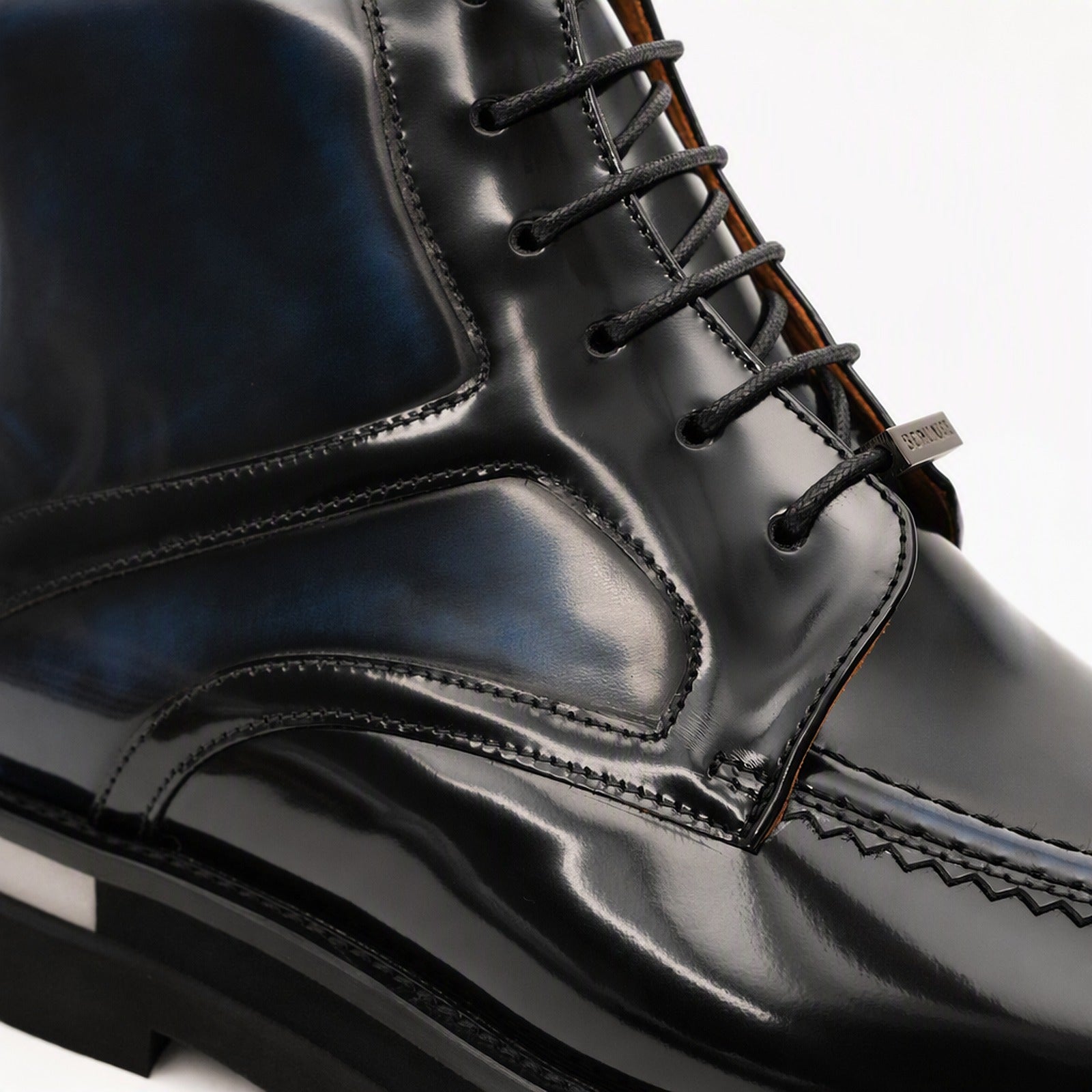 Schwarze Lackleder-Schnürstiefel