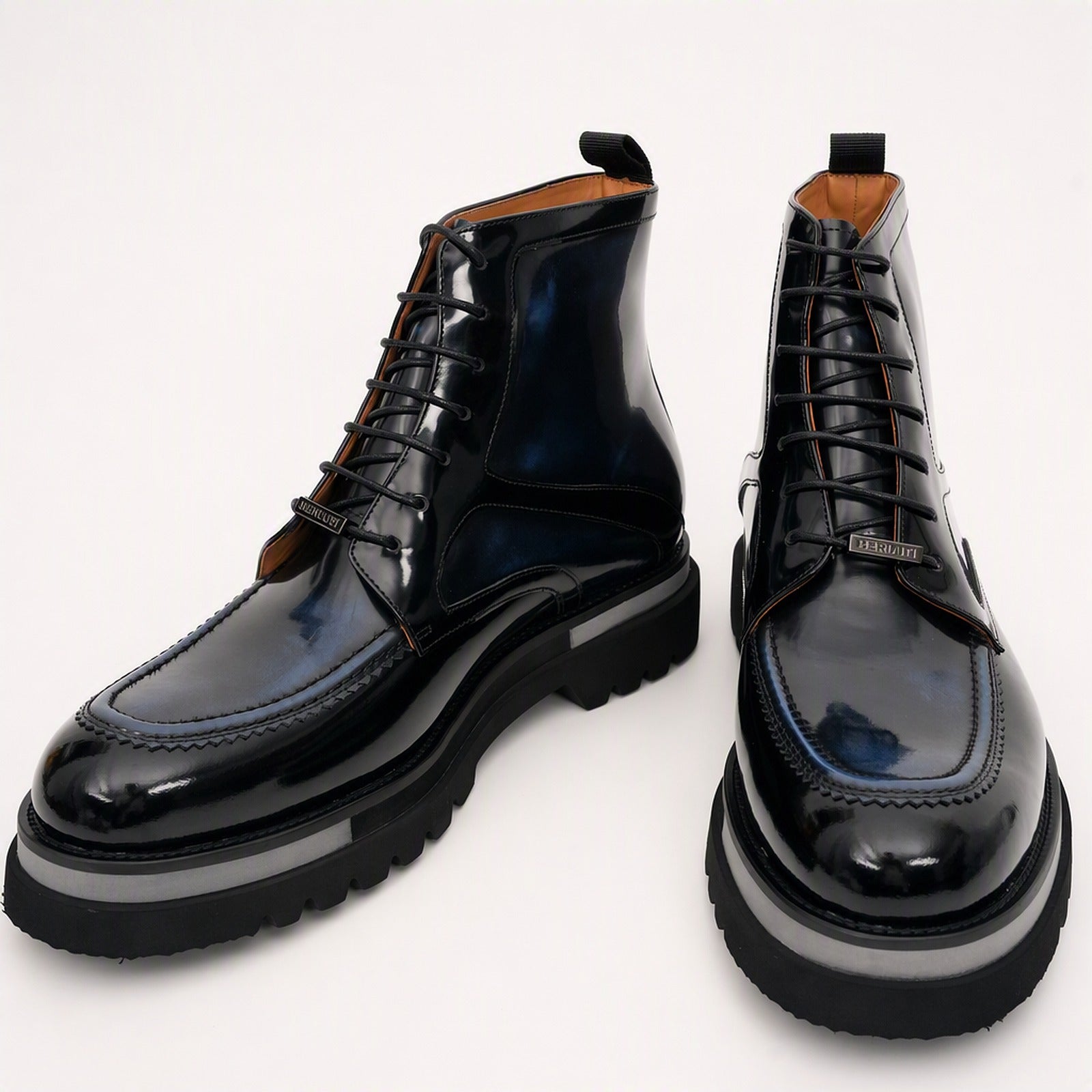 Schwarze Lackleder-Schnürstiefel