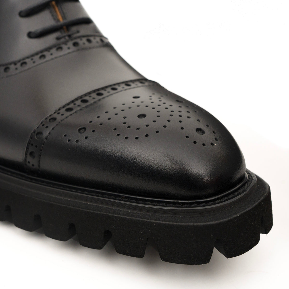 Goldbrauner glänzender Wingtip-Derby-Schuh mit Profilsohle