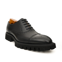 Goldbrauner glänzender Wingtip-Derby-Schuh mit Profilsohle