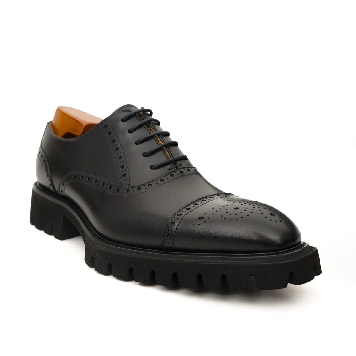 Goldbrauner glänzender Wingtip-Derby-Schuh mit Profilsohle