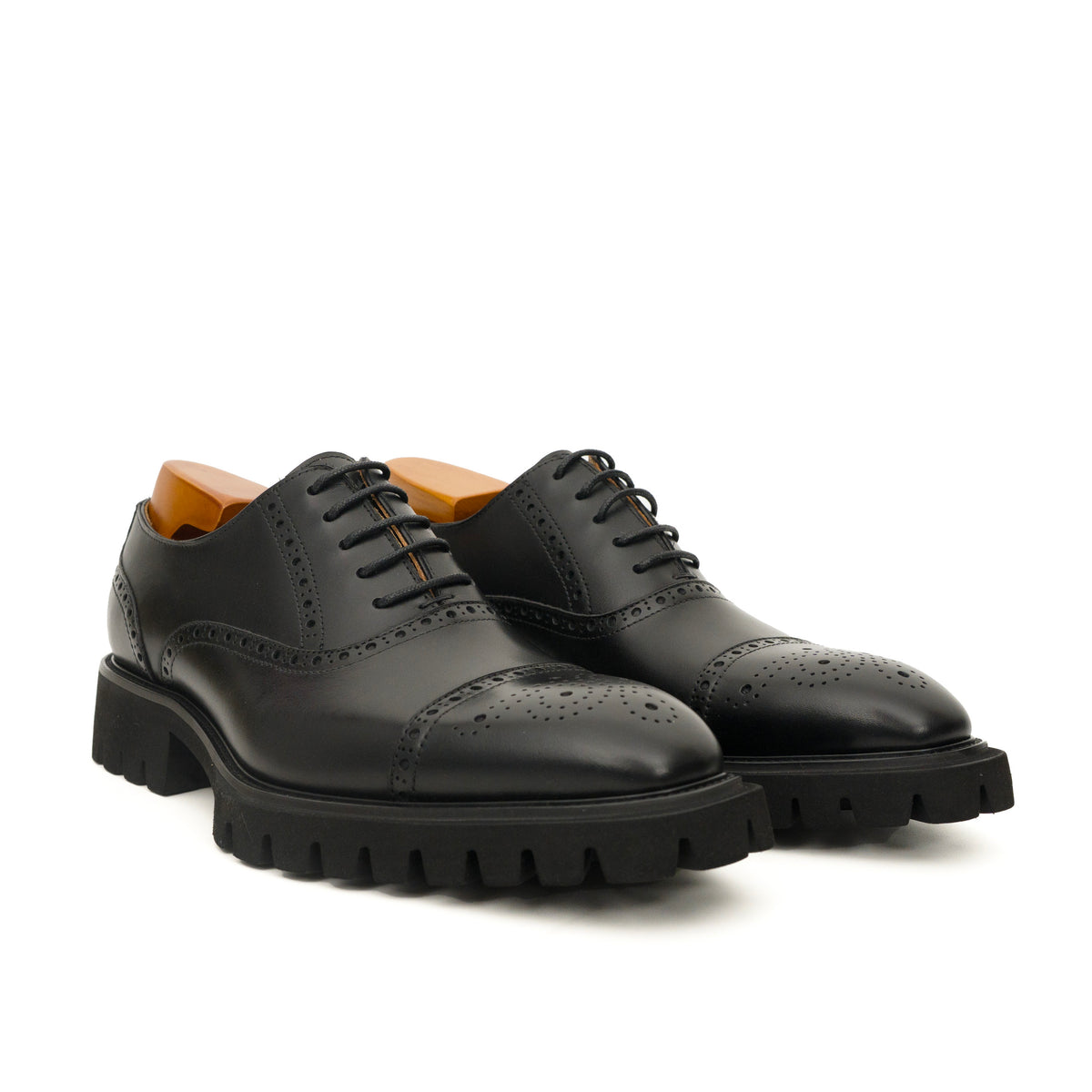 Goldbrauner glänzender Wingtip-Derby-Schuh mit Profilsohle