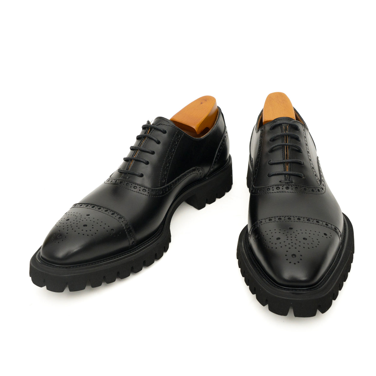 Goldbrauner glänzender Wingtip-Derby-Schuh mit Profilsohle