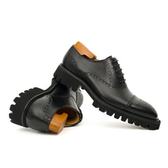 Goldbrauner glänzender Wingtip-Derby-Schuh mit Profilsohle