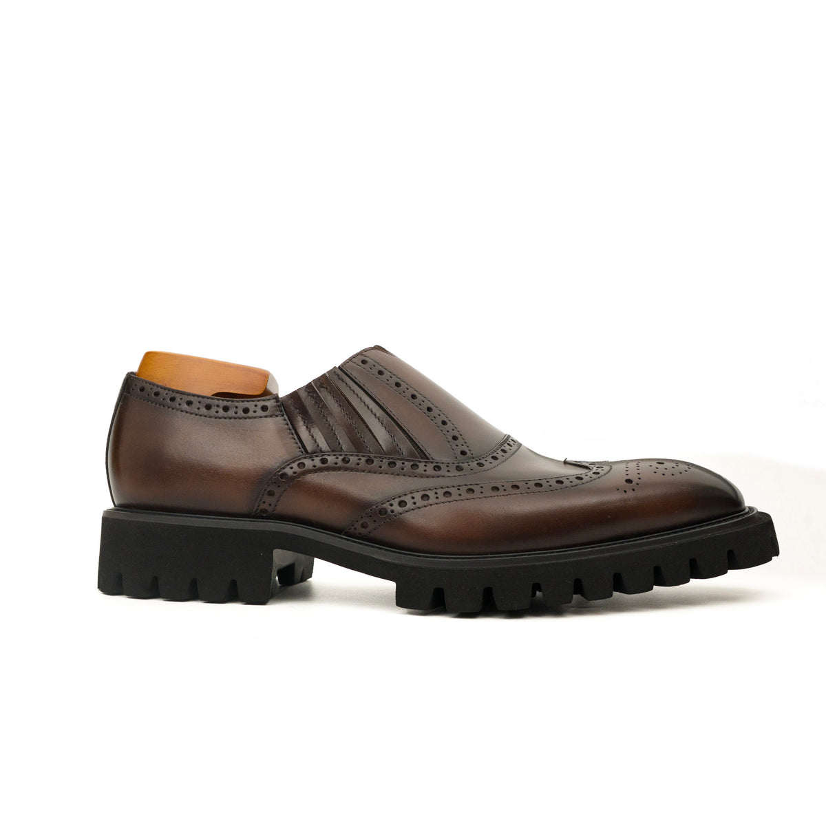 Goldbrauner glänzender Wingtip-Derby-Schuh mit Profilsohle