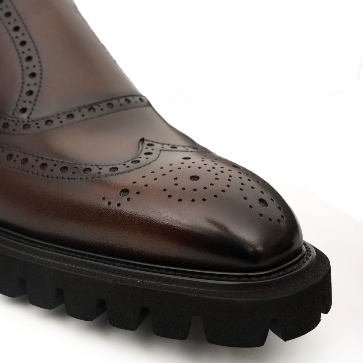 Goldbrauner glänzender Wingtip-Derby-Schuh mit Profilsohle