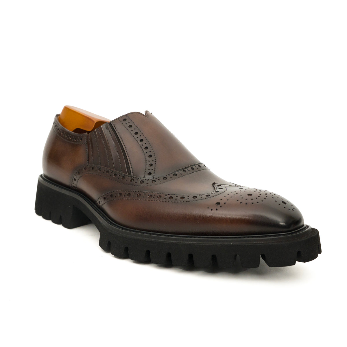 Goldbrauner glänzender Wingtip-Derby-Schuh mit Profilsohle
