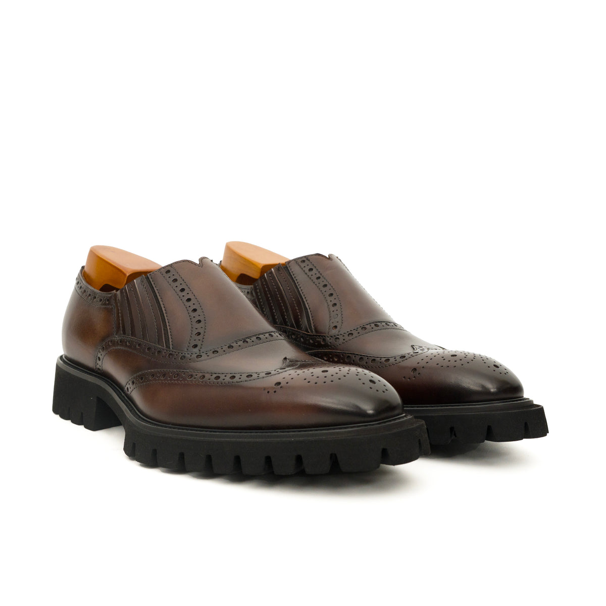 Goldbrauner glänzender Wingtip-Derby-Schuh mit Profilsohle