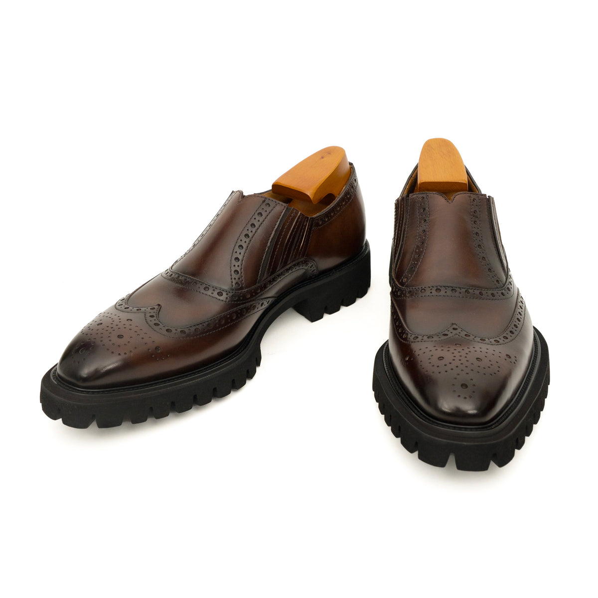 Goldbrauner glänzender Wingtip-Derby-Schuh mit Profilsohle