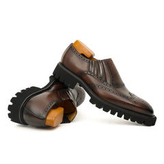 Goldbrauner glänzender Wingtip-Derby-Schuh mit Profilsohle