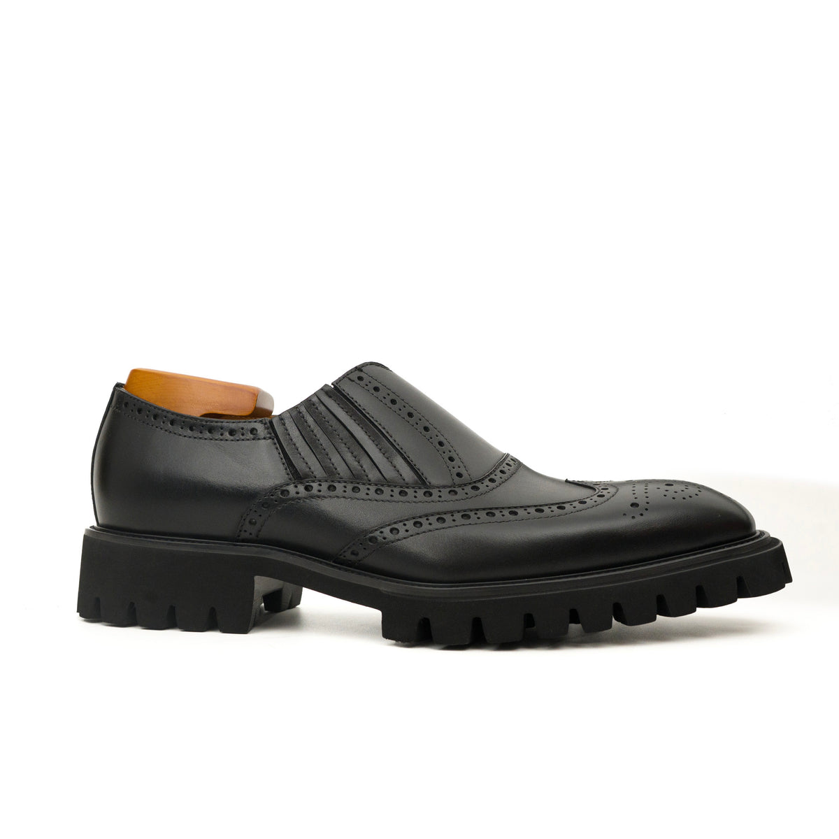 Goldbrauner glänzender Wingtip-Derby-Schuh mit Profilsohle