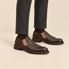 Dark brown washed horse butt leather loafers on foot | DIVINCH 262311A