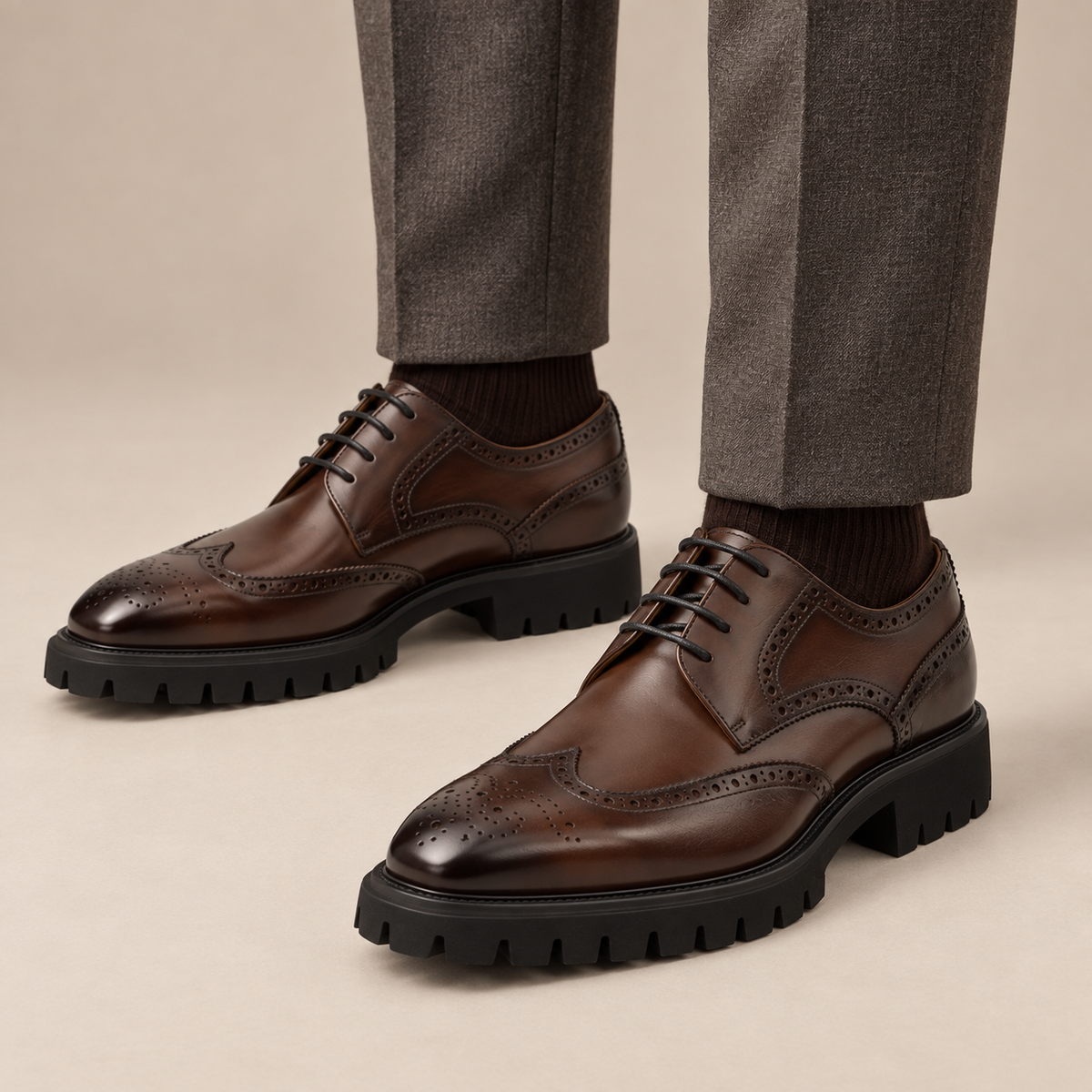 DIVINCH 6762C Dark Brown Glossy Lug-Sole Wingtip Derby Shoe on foot