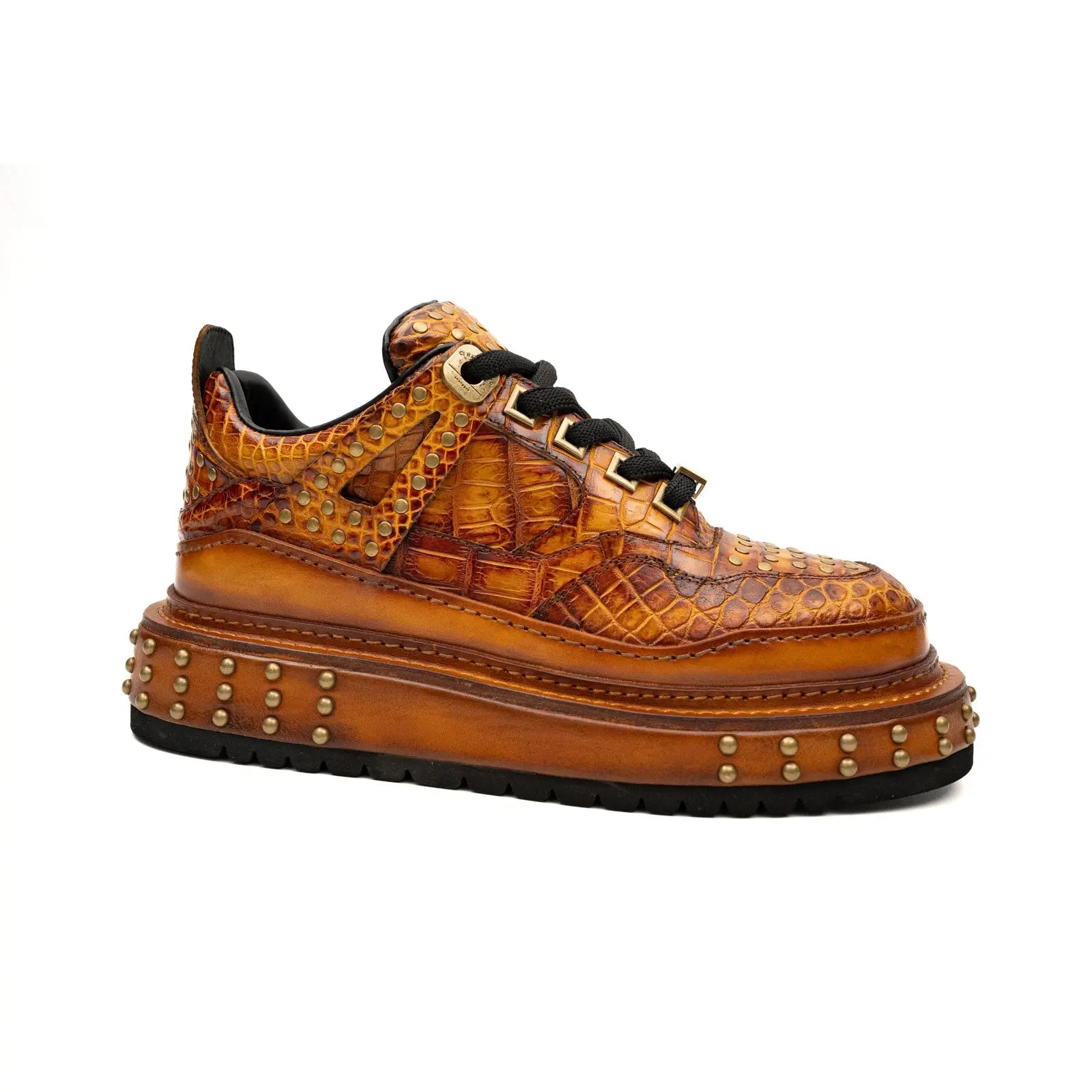 Baskets à plateforme cloutées en crocodile ambre doré