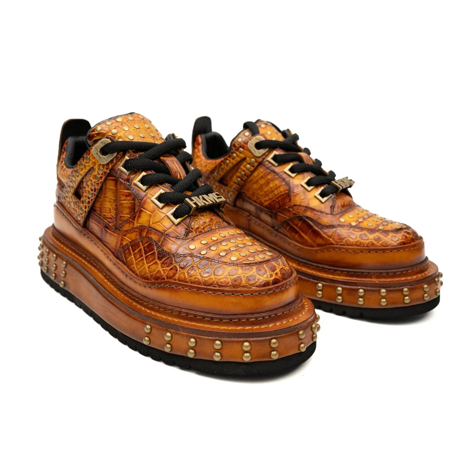 Tênis plataforma com estudos de crocodilo âmbar dourado