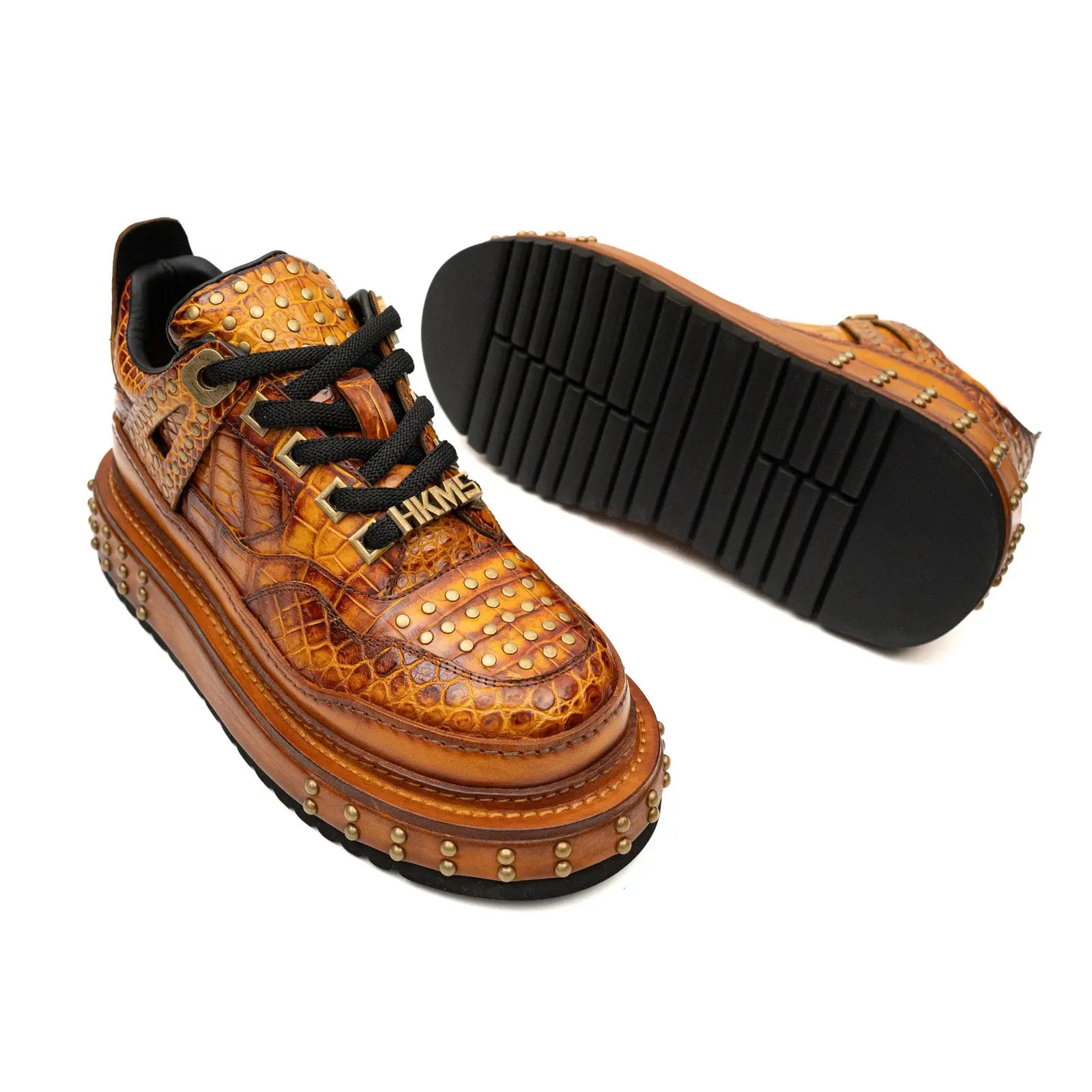 Tênis plataforma com estudos de crocodilo âmbar dourado