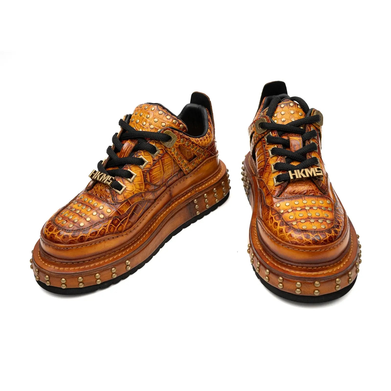 Tênis plataforma com estudos de crocodilo âmbar dourado