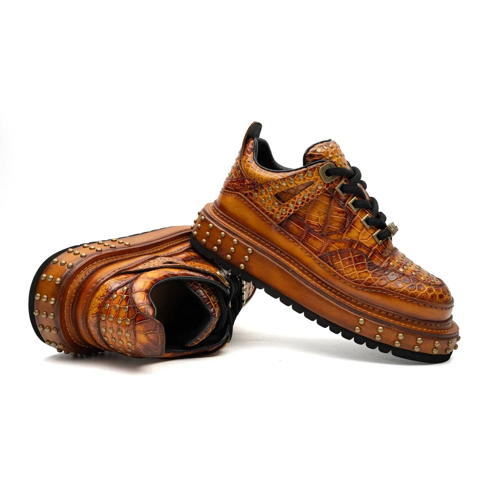 Tênis plataforma com estudos de crocodilo âmbar dourado