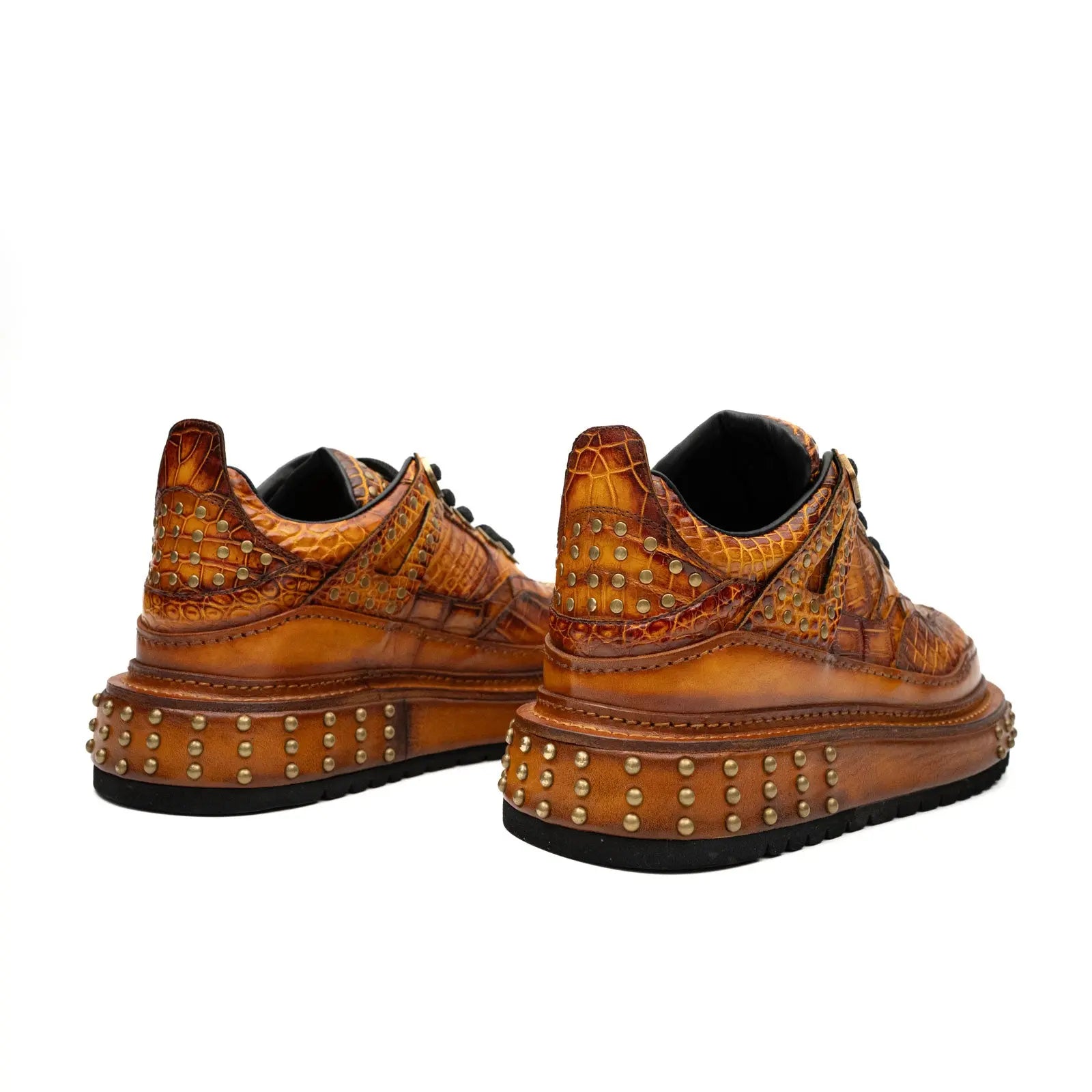 Tênis plataforma com estudos de crocodilo âmbar dourado