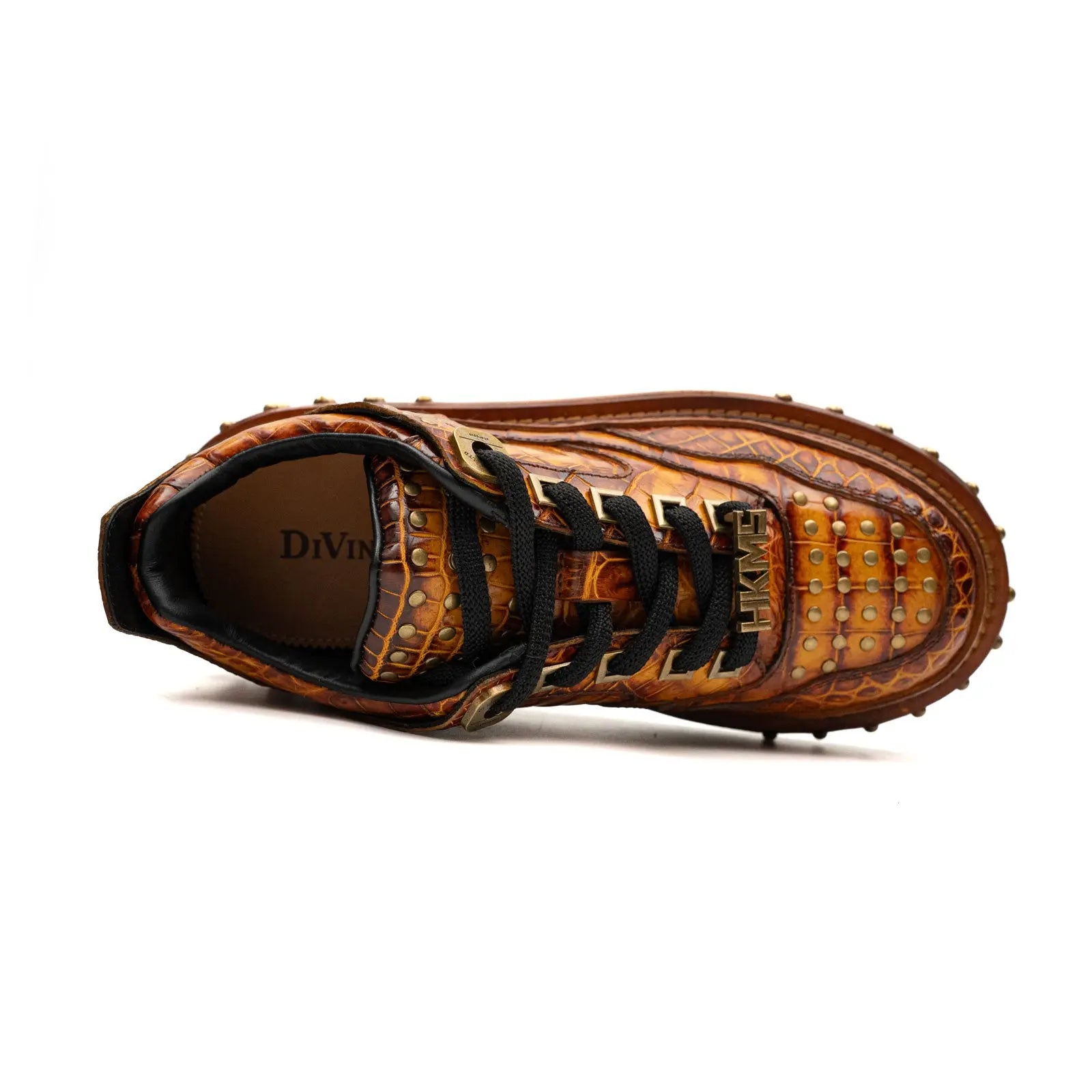 Tênis plataforma com estudos de crocodilo âmbar dourado