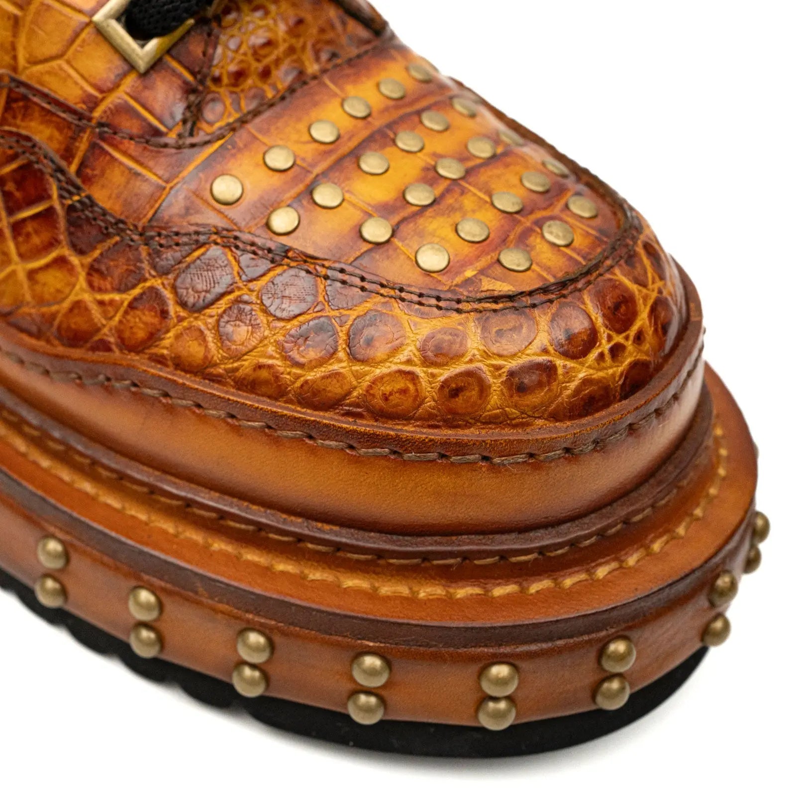 Tênis plataforma com estudos de crocodilo âmbar dourado