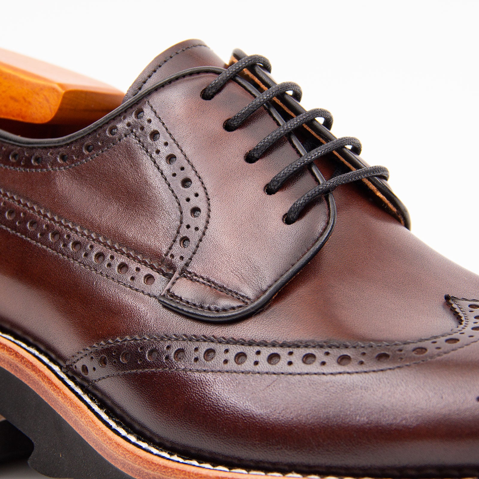 Calfskin Brogue Derby Shoes with Unique Leather Brown