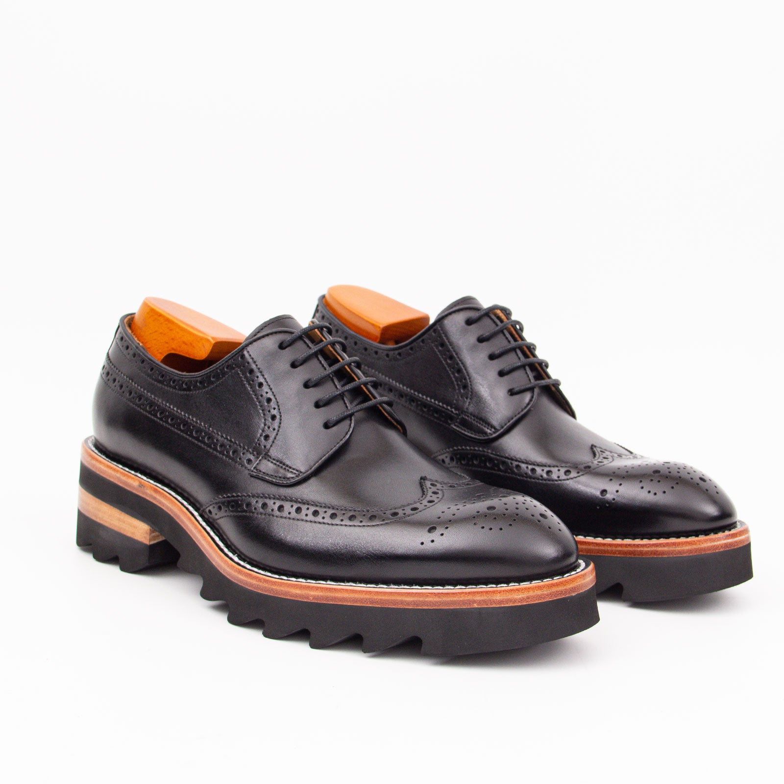 Calfskin Brogue Derby Shoes with Unique Leather Black