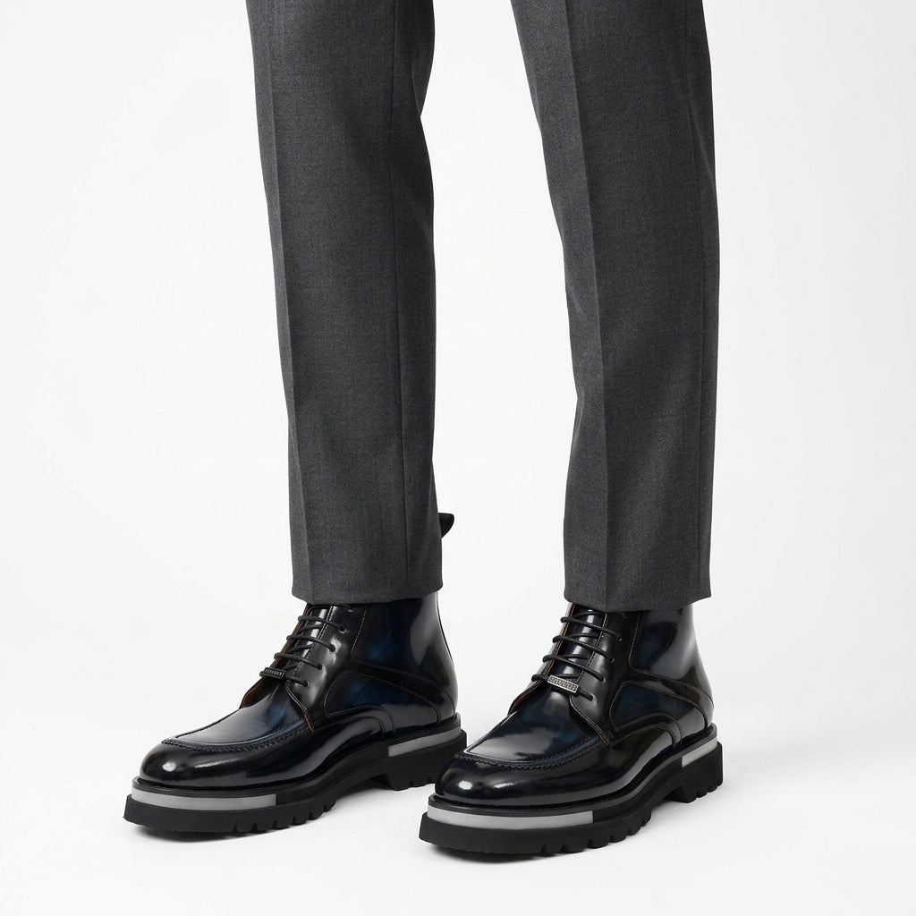 Schwarze Lackleder-Schnürstiefel