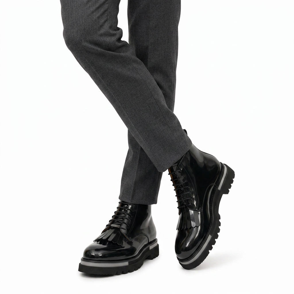 Schwarze Lackleder-Stiefel mit Fransen und Stollensohle
