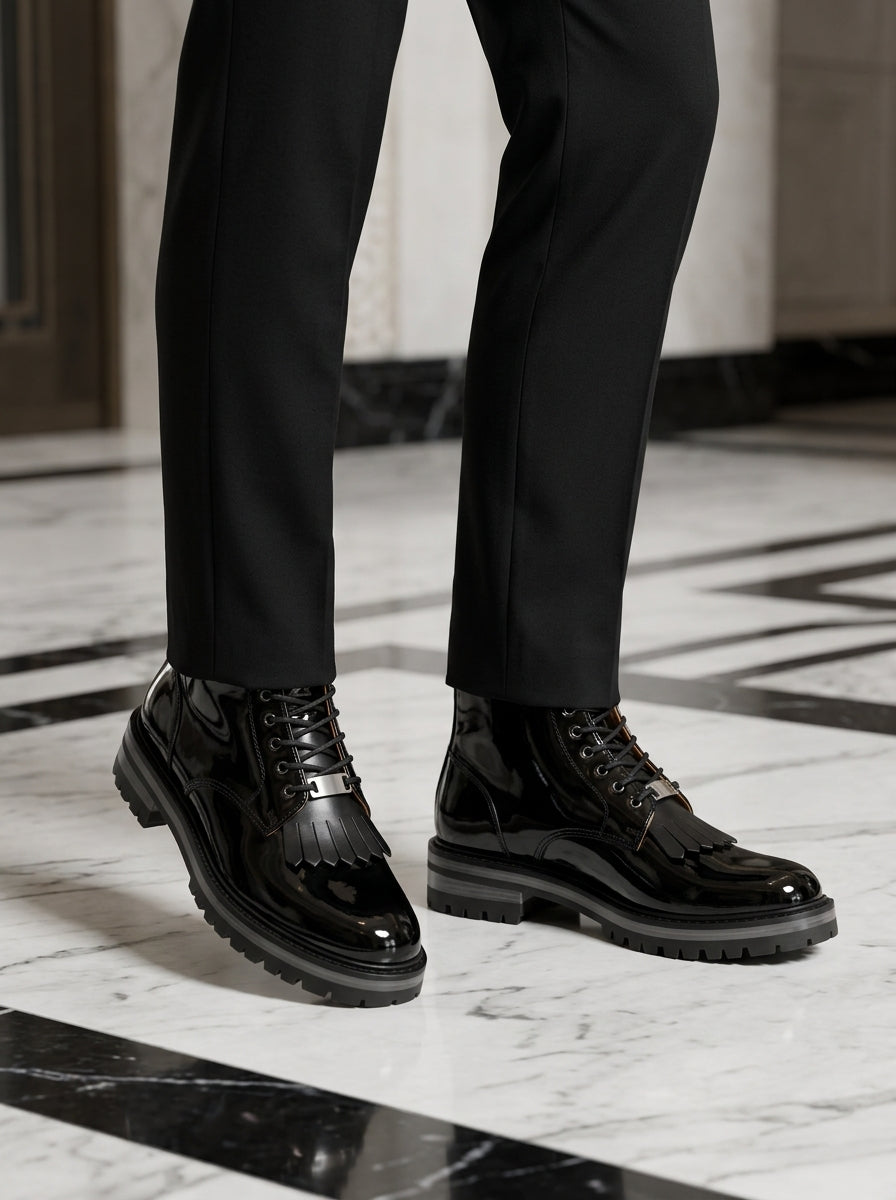 Schwarze Lackleder-Stiefel mit Fransen und Stollensohle outfit scenario