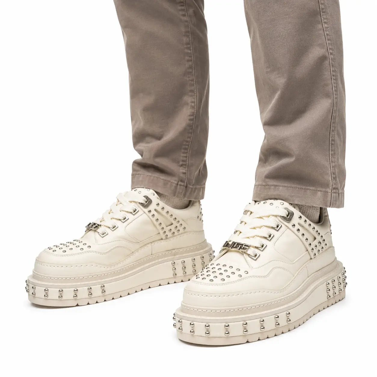 Sneaker de Plataforma com Tachas na Cor de Marfim