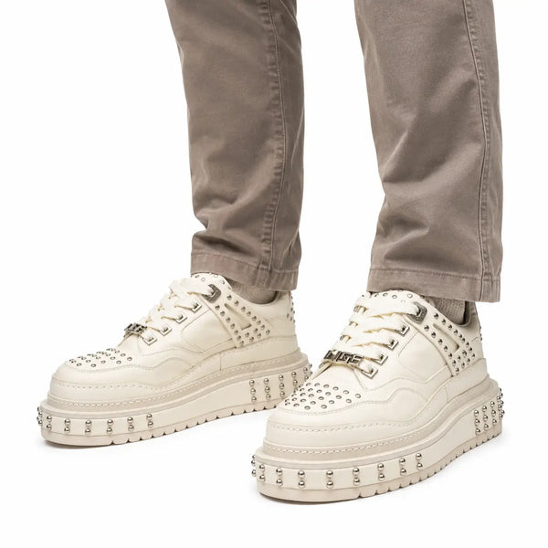 Sneaker de Plataforma com Tachas na Cor de Marfim