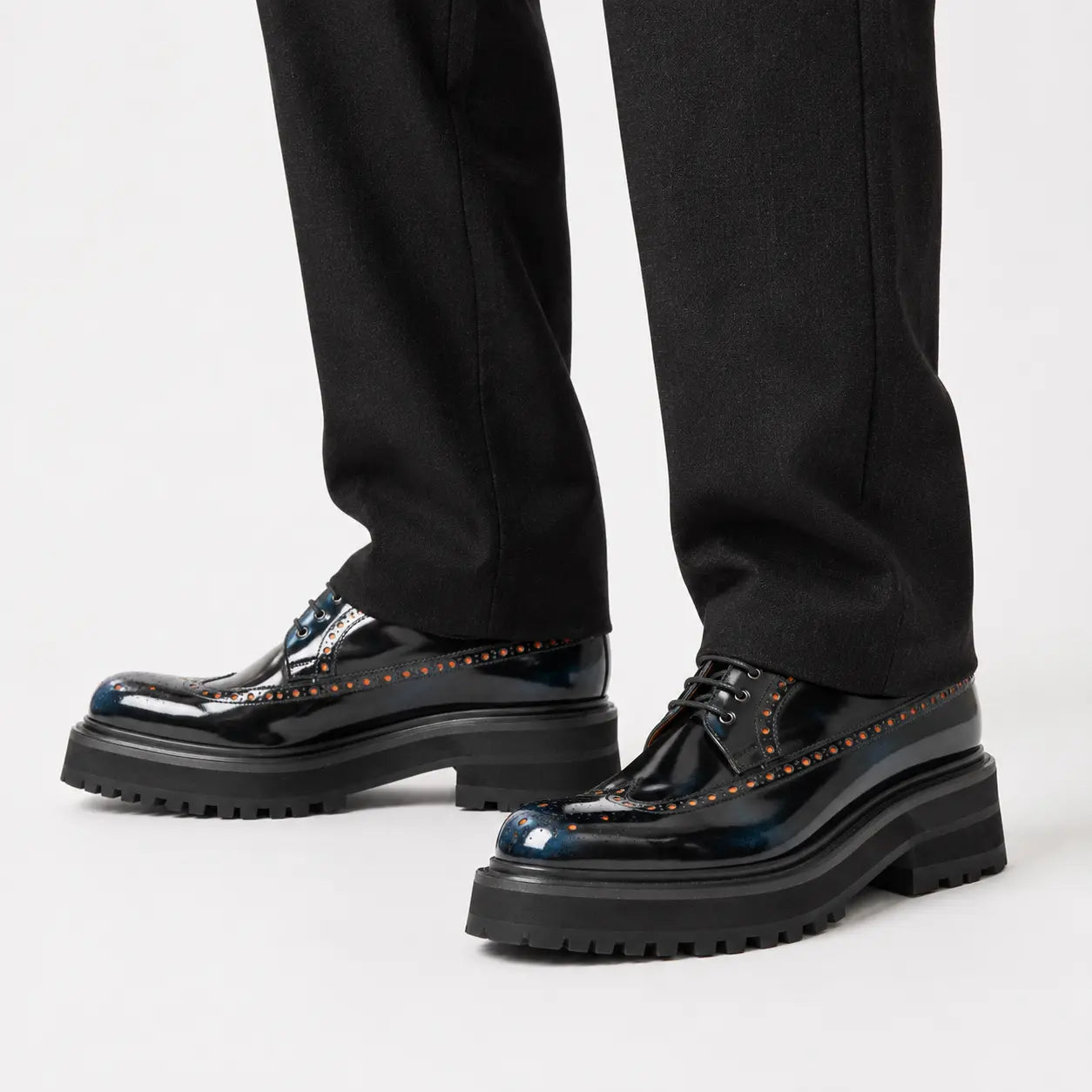 Scarpe brogue blu con finitura spazzolata lucida