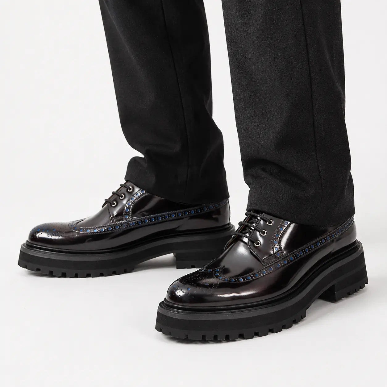 Scarpe brogue lucide con finitura spazzolata color rosso vino