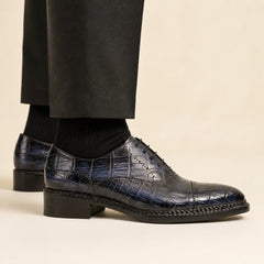 DIVINCH midnight crocodile Norwegian-welt Oxford on foot — warm studio side profile