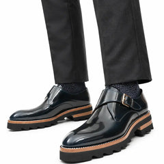 Zapato azul marino de una sola pieza con suela gruesa y estilo monje.