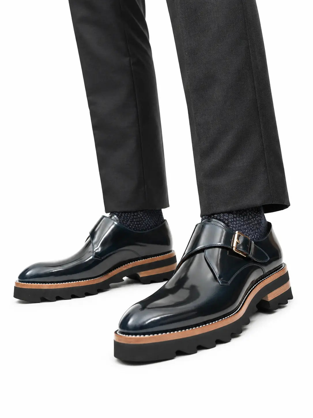 Zapato azul marino de una sola pieza con suela gruesa y estilo monje.
