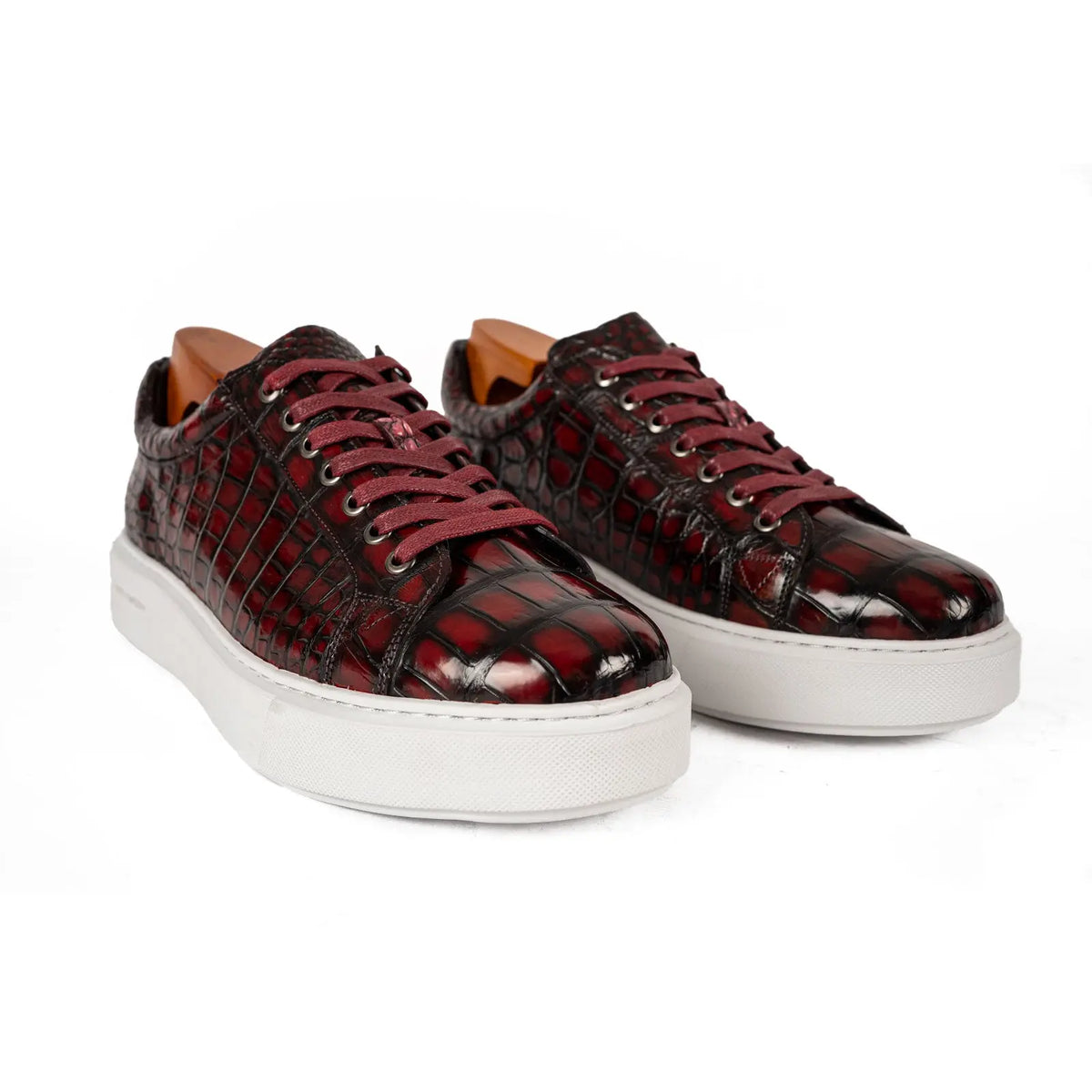 Zapatillas deportivas burdeos con estampado de cocodrilo