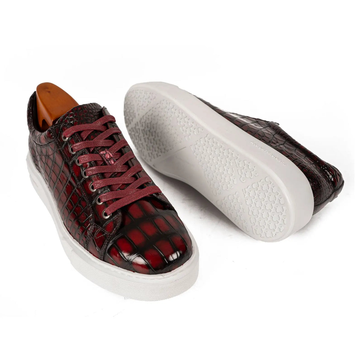 Zapatillas deportivas burdeos con estampado de cocodrilo