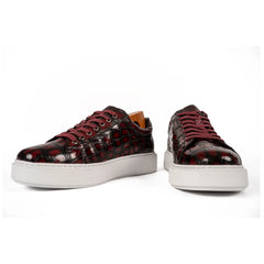 Zapatillas deportivas burdeos con estampado de cocodrilo