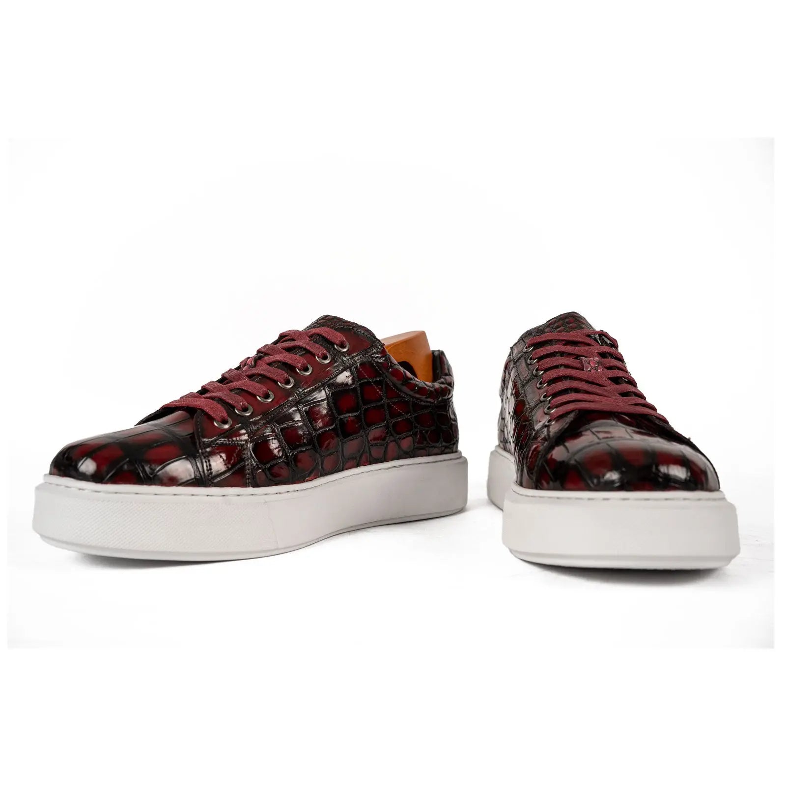 Zapatillas deportivas burdeos con estampado de cocodrilo
