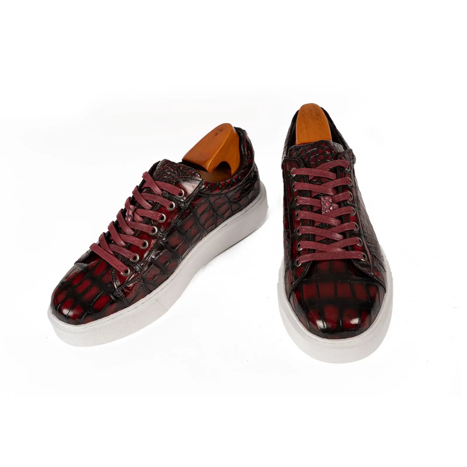 Zapatillas deportivas burdeos con estampado de cocodrilo
