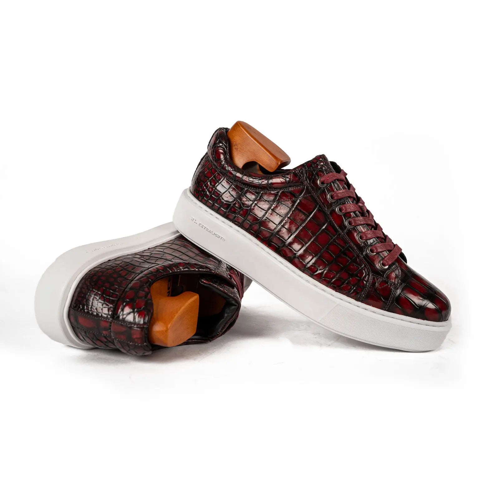 Zapatillas deportivas burdeos con estampado de cocodrilo